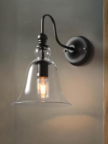 Moderne Wandleuchte im Industriestil mit Uhr und klarem Glas