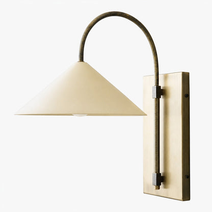 Conique Minimalistische Wandleuchte aus Metall – Skulpturale Bogenleuchte aus Messing für moderne Innenräume
