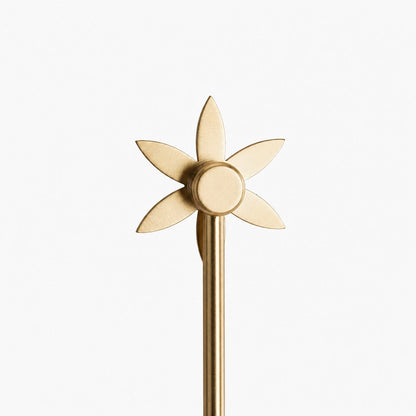 Albi Alabaster-Wandleuchte – Die eingravierten floralen Konturen eignen sich für Wohn- oder Schlafzimmer.