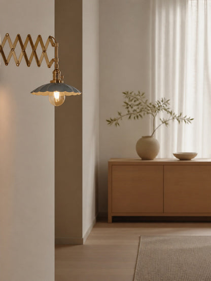 Furium Scalloped Accordian Plug-In Sconce - Messing Wandleuchte Elegance