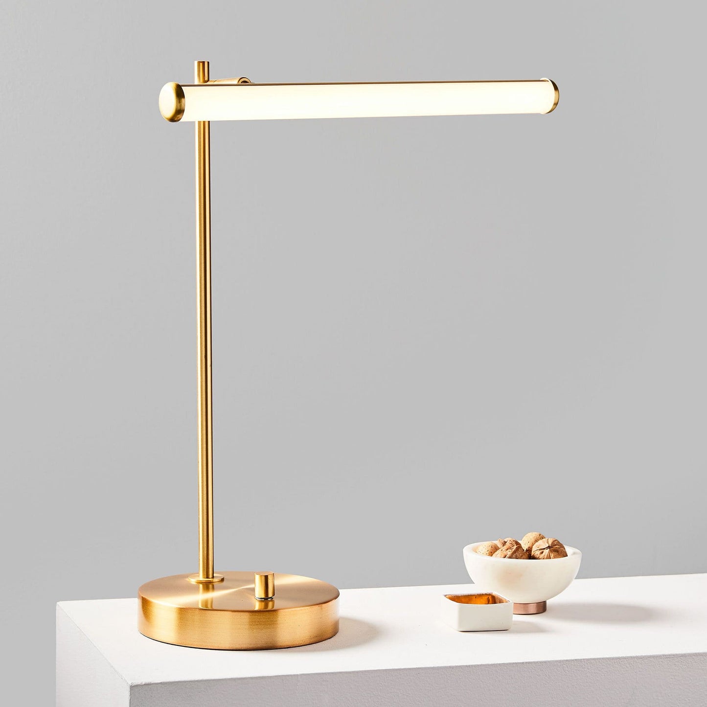 Voro Modern LED USB Table Lamp – Sleek Metal Desk or Bedside Lighting
