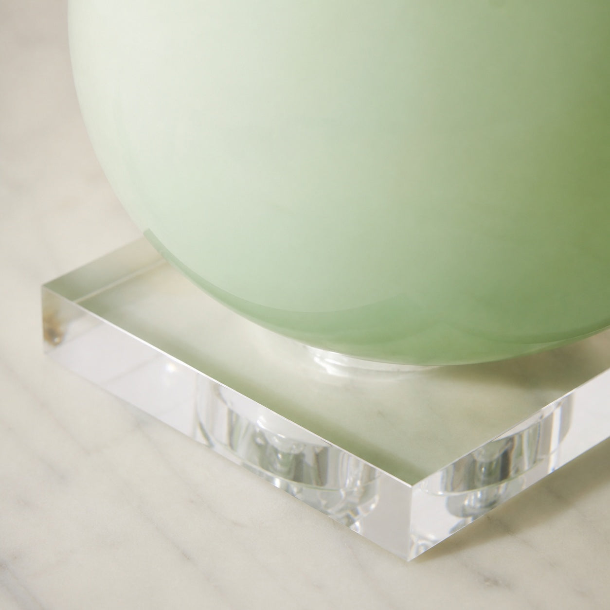 Savara Minimalistische Tischleuchte – Klare Glasform mit Stoffschirm für Schlafzimmer