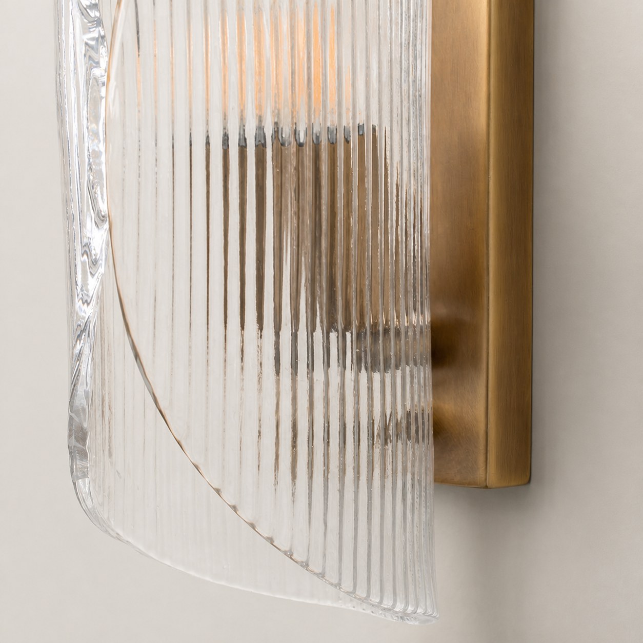 Velora Zylinder-Glaswandleuchte – Elegante Wandleuchte aus Messing für Eingangsbereich oder Nachttisch