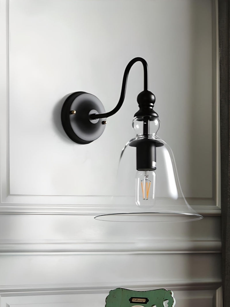 Moderne Wandleuchte im Industriestil mit Uhr und klarem Glas