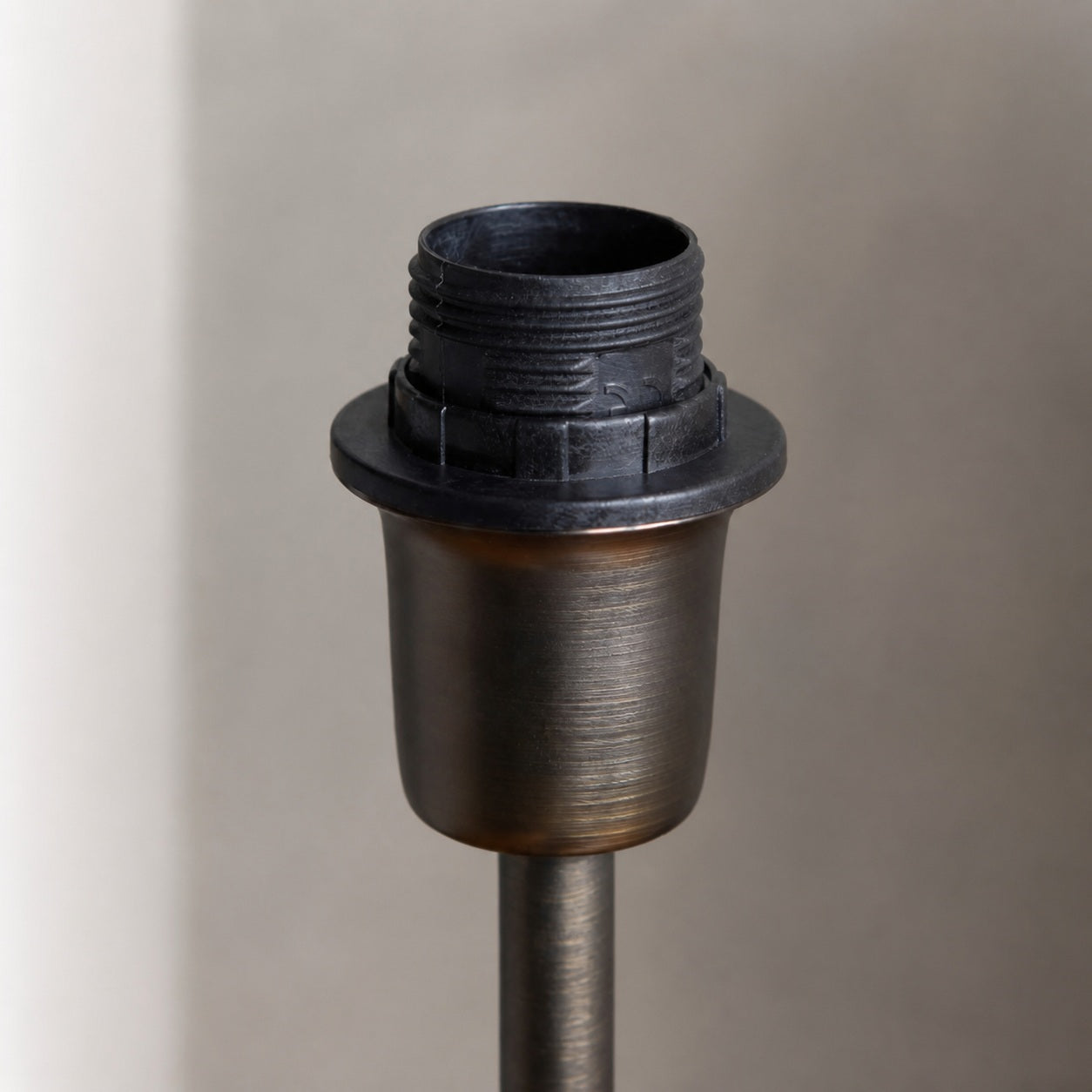 Bronzuno Schreibtischlampe mit strukturiertem Stoffbezug – Moderne Leuchte mit Metallfuß für Büros oder Lounges