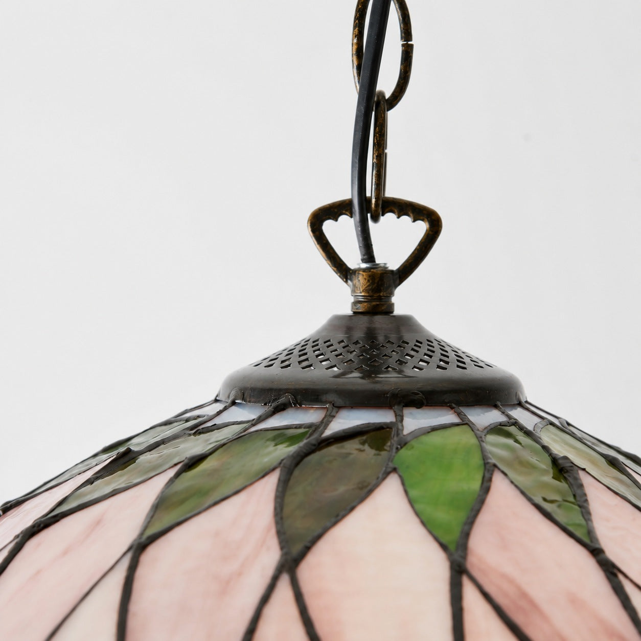 TF Hutchinson Tiffany-Glas-Pendelleuchte mit kunstvollem Mosaikdesign für Ess- und Wohnräume