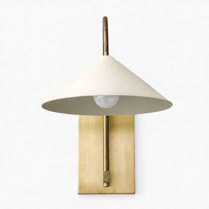 Conique Minimalistische Wandleuchte aus Metall – Skulpturale Bogenleuchte aus Messing für moderne Innenräume
