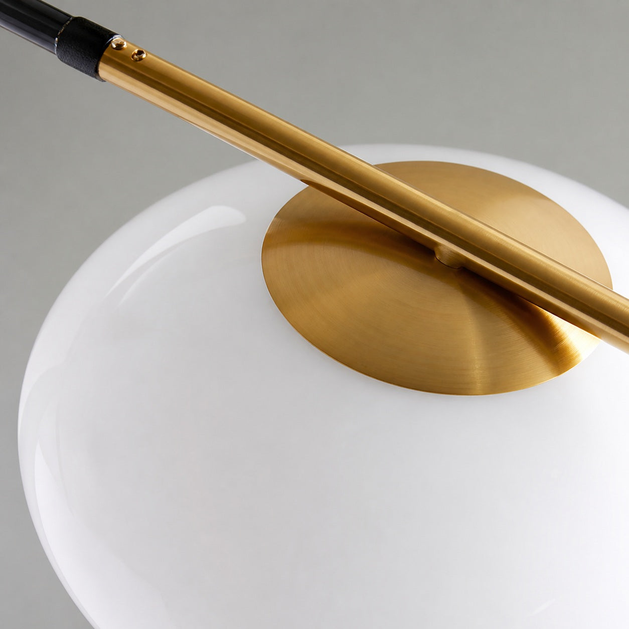 Brimush Pendelleuchte in flacher Kugelform – Minimalistische Architekturform
