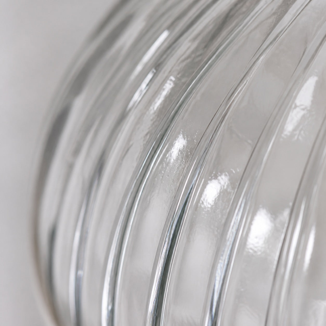 Novera Pendelleuchte aus geripptem Glas, stilvoll und modern, für Schlaf- und Essbereich