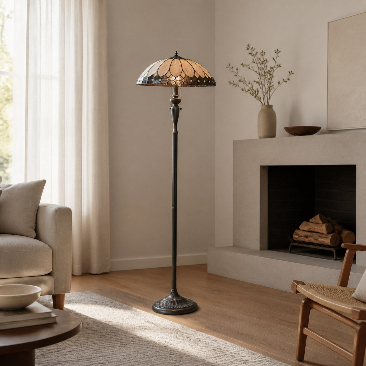 TF Brooklyn Geometrische Art-Deco-Tiffany-Stehlampe – Lampenschirm aus Buntglas und seidenmatter schwarzer Fuß für das Wohnzimmer