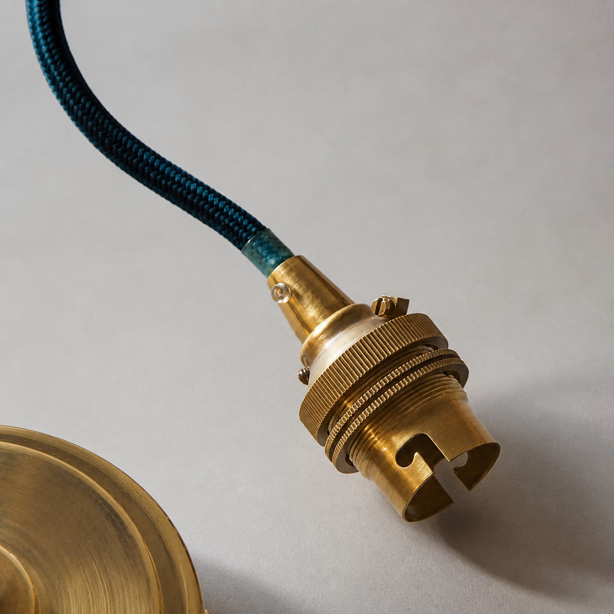 Moderne Pendelleuchte aus Messing von Plaitar – Minimalistische Deckenleuchte mit geflochtenem Kabel für Flure