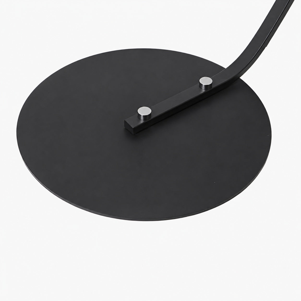 Lirra Minimalistische, geschwungene Stehleuchte – Elegantes Metall-Akzentelement für Wohnräume