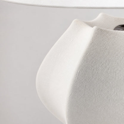 Cordove Tischleuchte – Skulpturaler Keramikfuß und Leinenschirm, geeignet für Wohnzimmer, Schlafzimmer oder Beistelltisch