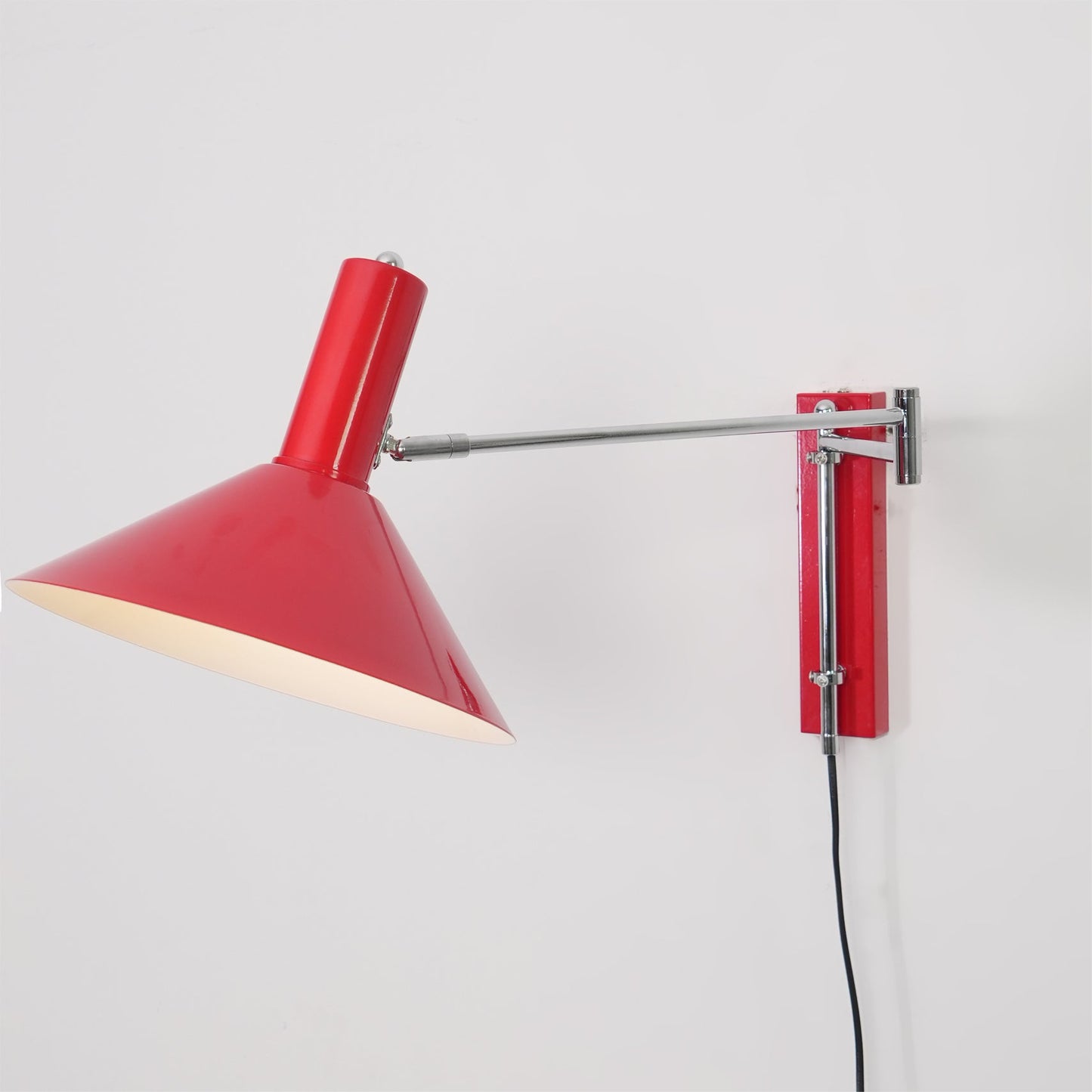 Moderne Bauhaus Schwenkbare Wandleuchte für Esstisch mit Kabel und Stecker