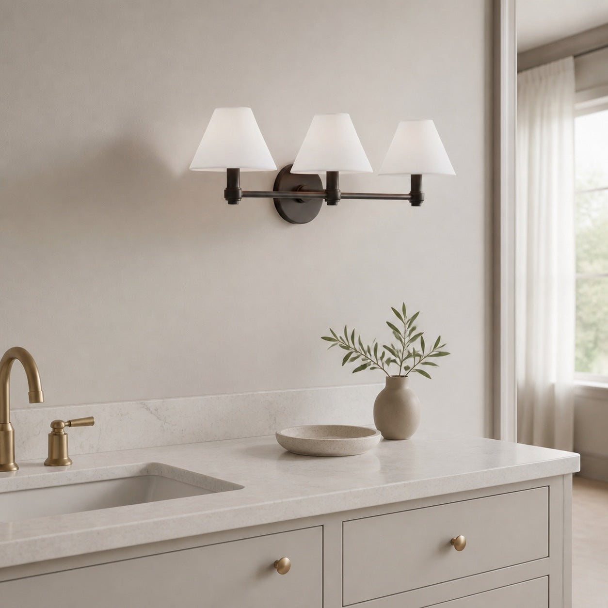 Roven Metall-Wandleuchte – Elegante Metall-Einzel- oder Dreifach-Wandleuchte für Waschtisch oder Badezimmer