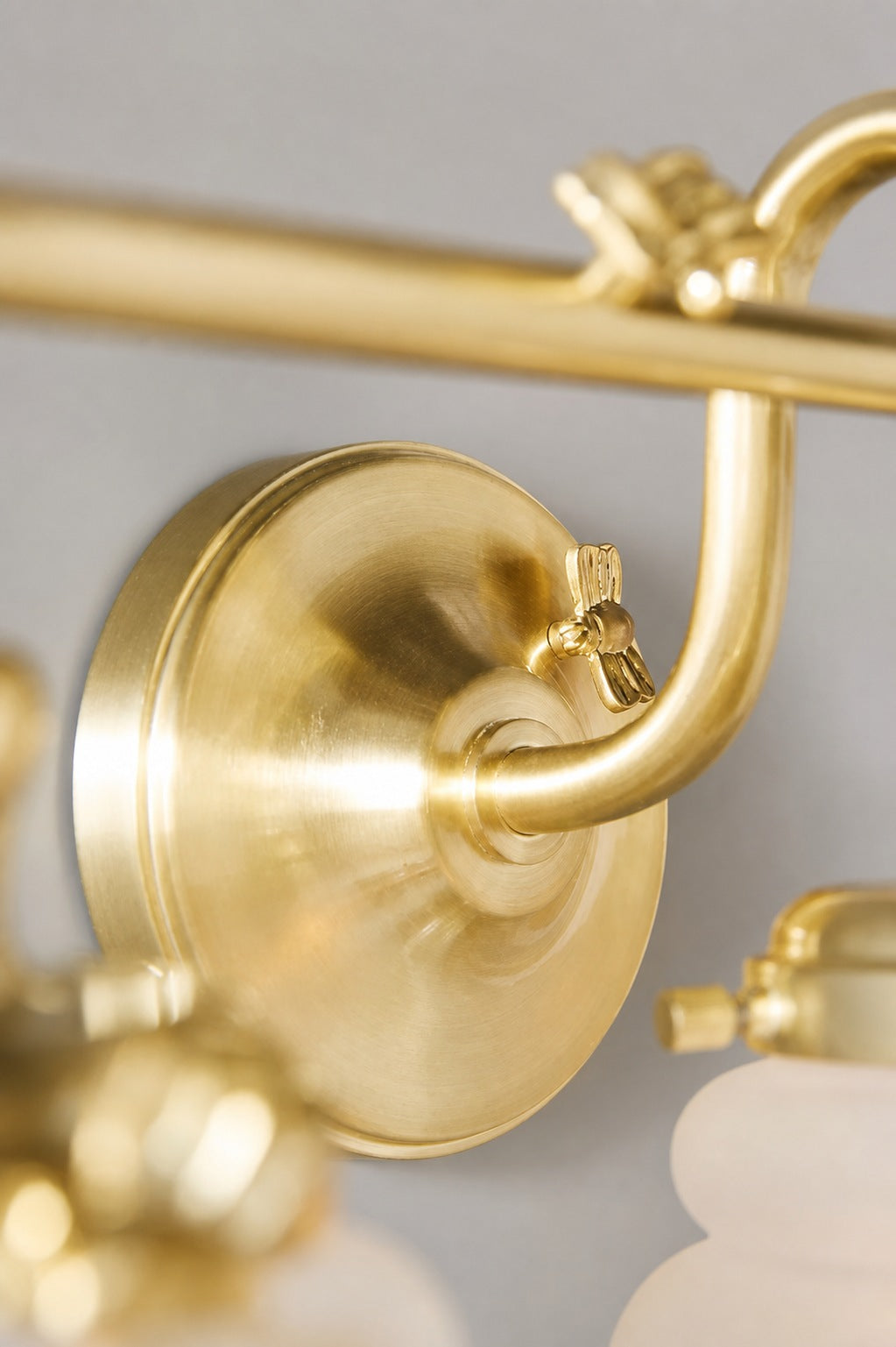 Capigia Glas-Metall-Waschtisch-Wandleuchte – Moderne Badezimmerleuchte mit elegantem Stil