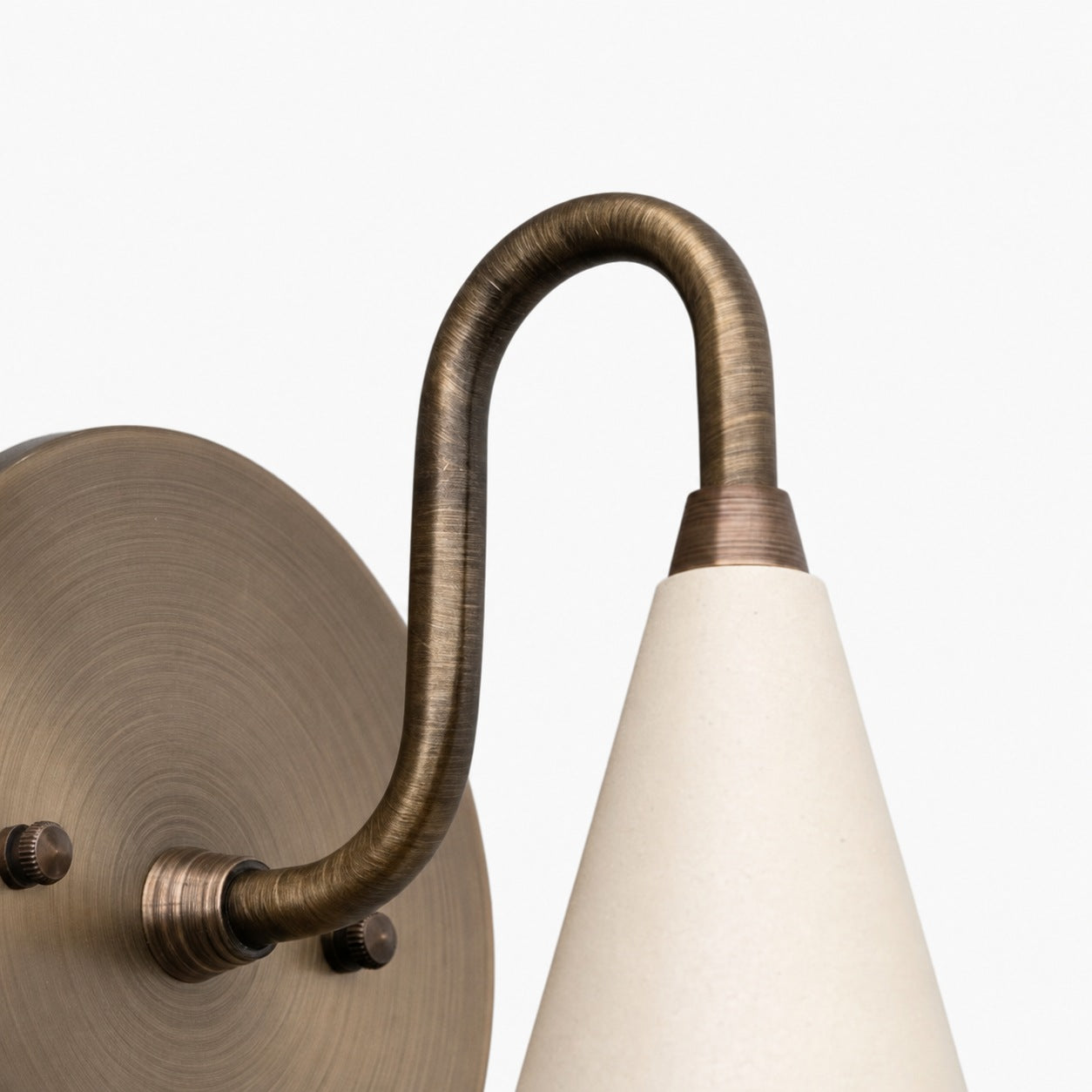 Curva Metal Cone Shade Sconce – Vintage Brass Wall Light for Entryway or Stairwell