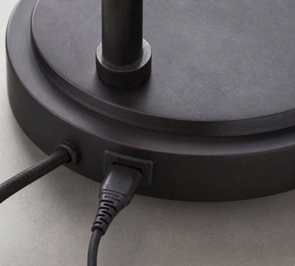 Tischlampe Lawson aus recyceltem Glas mit USB – Modernes Design aus Messing und Bronze