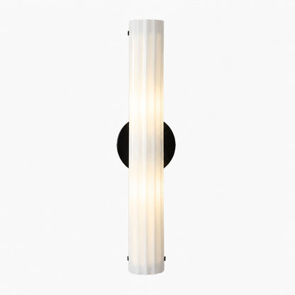 Trenia Stahl-Wandleuchte mit Milchglasschirm – Vertikal geripptes Design