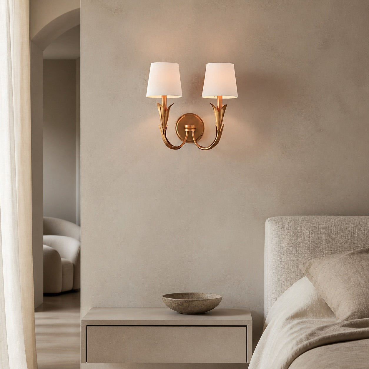 Duova Wandleuchte – Gebogenes, schilfartiges Metallarmdesign für Schlafzimmer, Wohnzimmer oder Badezimmer