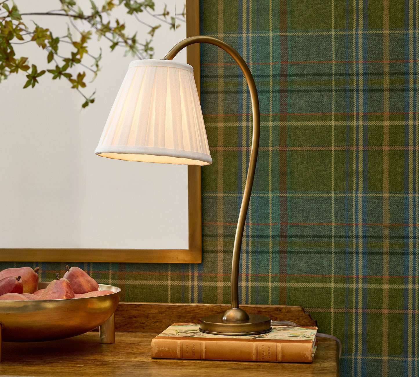 Luvora Eisen Tischlampe mit strukturiertem Plisseeschirm im Vintage Look für Wohn und Arbeitsbereiche