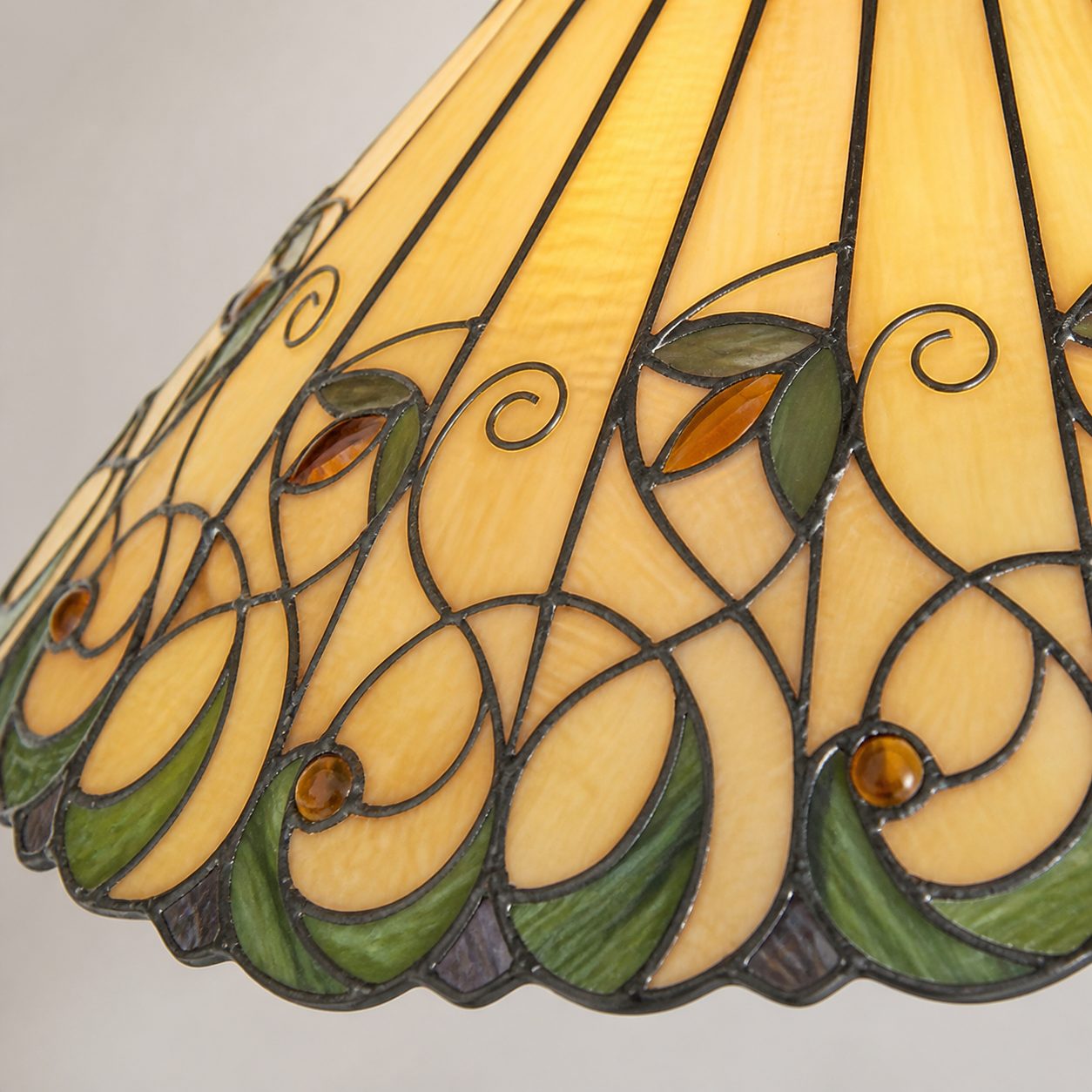 TF Jamelia Stehlampe aus Buntglas – Dekorative Stehlampe mit juwelenfarbenem Mosaikschirm und Metallsäule, ideal für Leseecken