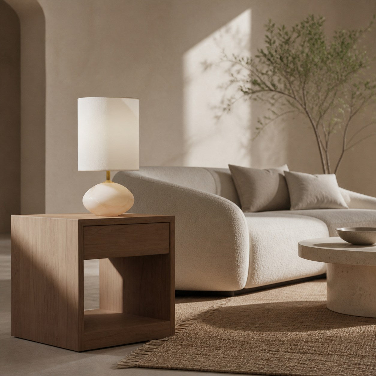 Albi Tischleuchte mit elegantem Zylinderfuß – Warmes Licht für moderne Interieurs und kleine Räume