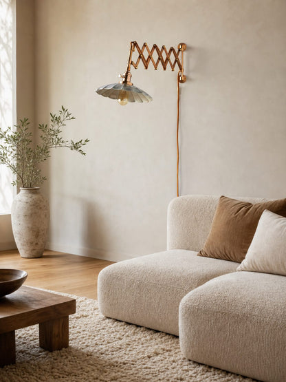 Furium Scalloped Accordian Plug-In Sconce - Messing Wandleuchte Elegance