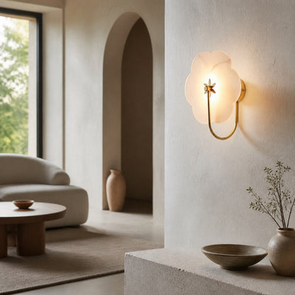 Albi Alabaster-Wandleuchte – Die eingravierten floralen Konturen eignen sich für Wohn- oder Schlafzimmer.