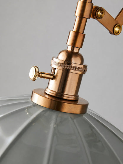 Furium Scalloped Accordian Plug-In Sconce - Messing Wandleuchte Elegance
