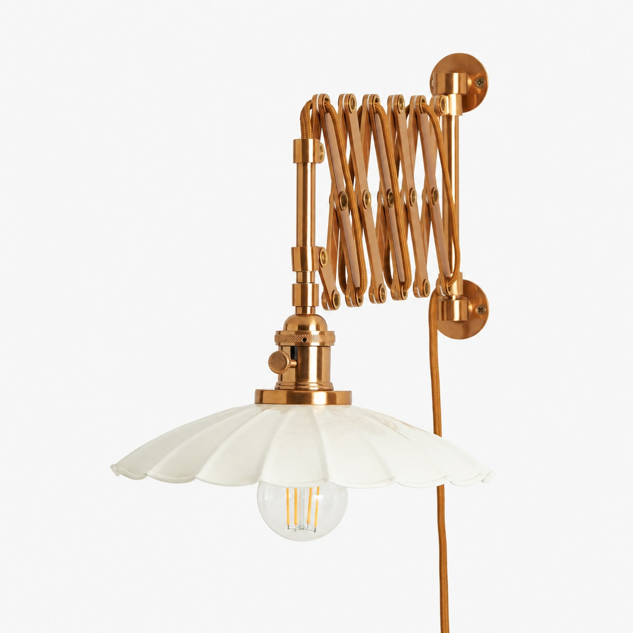 Furium Scalloped Accordian Plug-In Sconce - Messing Wandleuchte Elegance