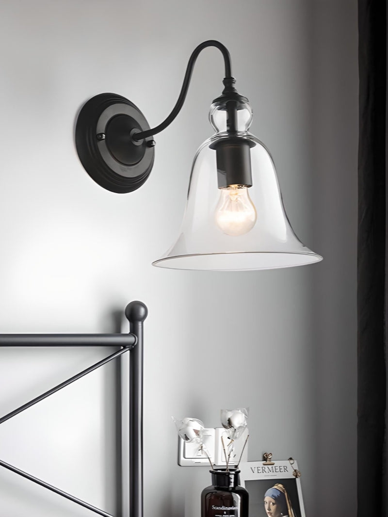Moderne Wandleuchte im Industriestil mit Uhr und klarem Glas