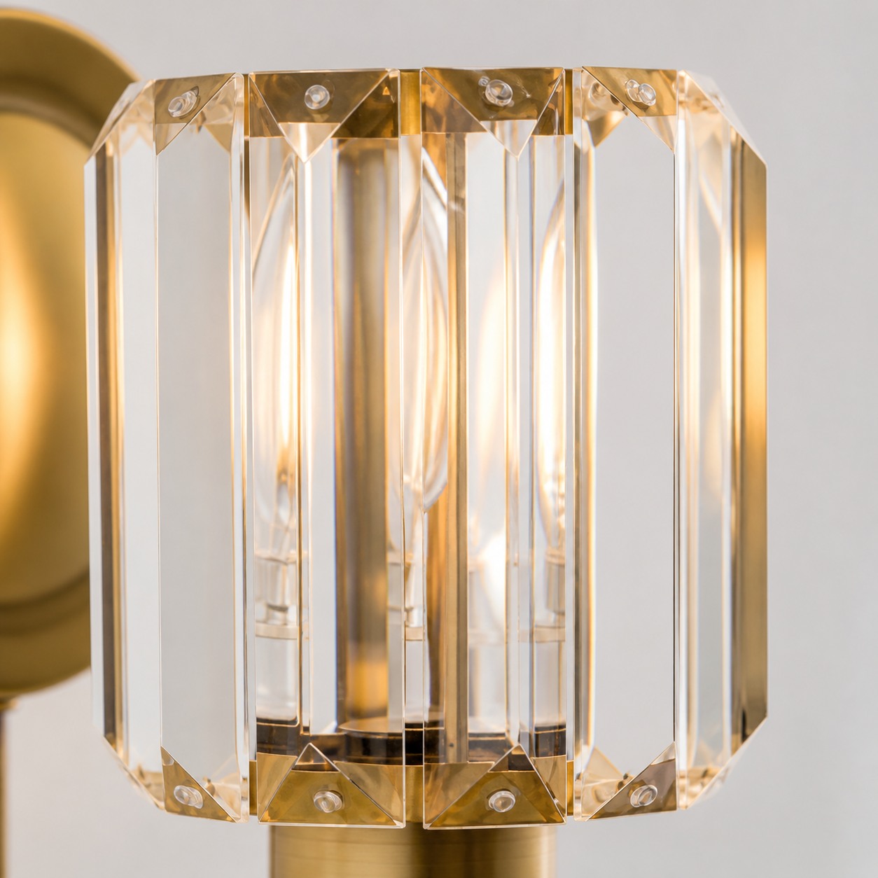 Tracian Wandleuchte – Gebogener Arm mit Glas- oder Leinenschirm fürs Schlafzimmer