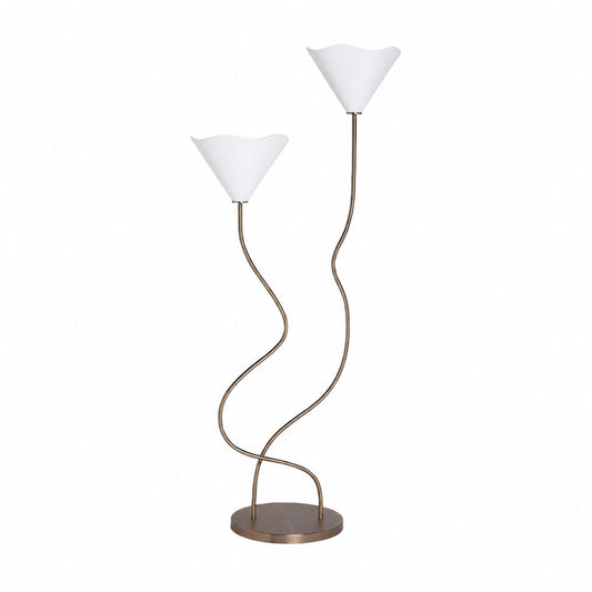 Die Stehlampe Kysara mit ihrem zweiflammigen, floralen Design eignet sich für das Wohnzimmer, Schlafzimmer oder Arbeitszimmer.