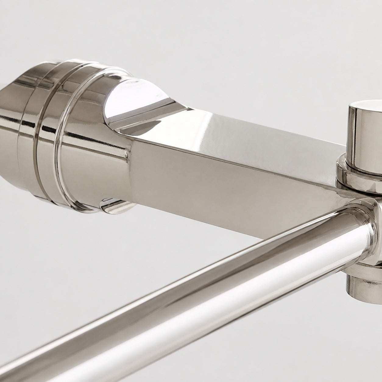Roven Metall-Wandleuchte – Elegante Metall-Einzel- oder Dreifach-Wandleuchte für Waschtisch oder Badezimmer