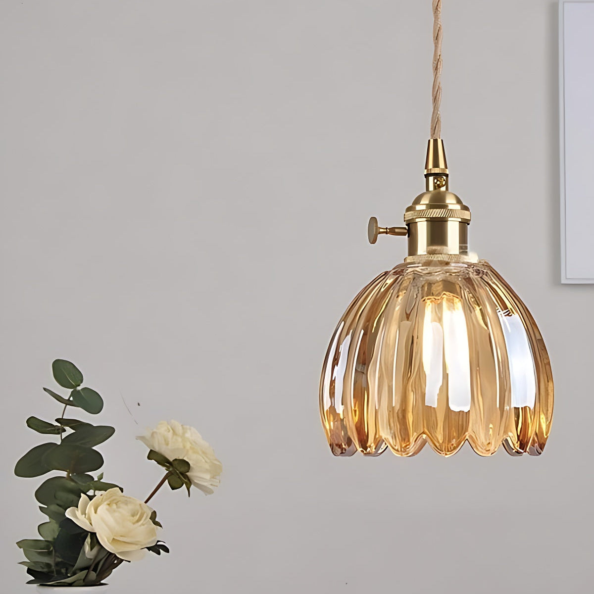 Japanische Retro-Pendelleuchte mit Glasblumen