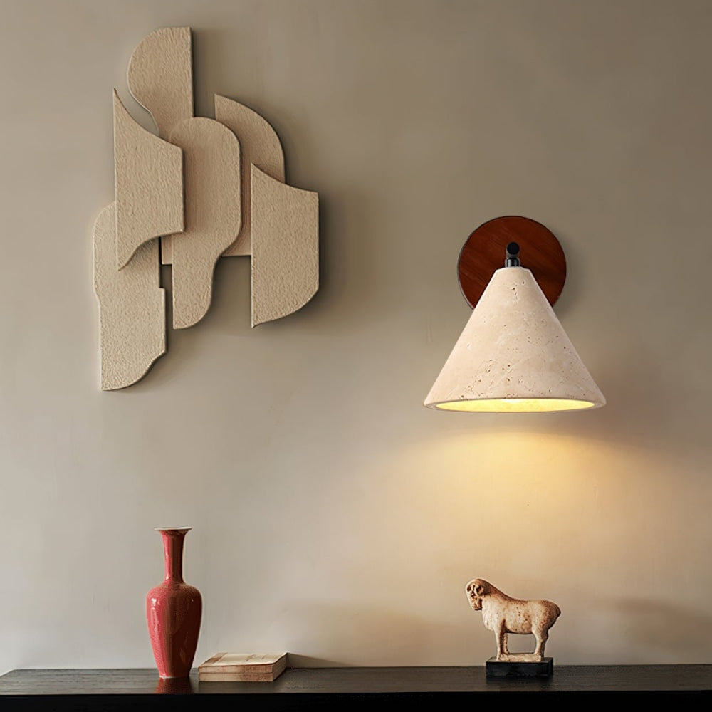 Moderne, minimalistische, konische Wandleuchte aus Travertin