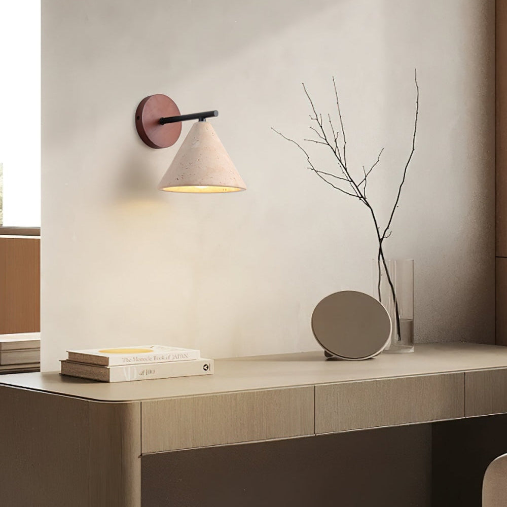 Moderne, minimalistische, konische Wandleuchte aus Travertin