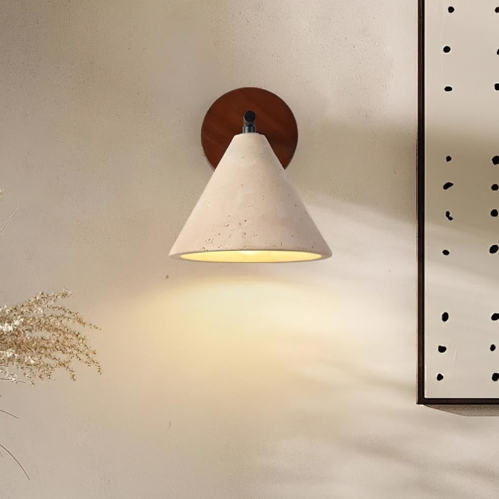Moderne, minimalistische, konische Wandleuchte aus Travertin