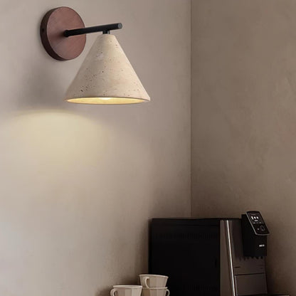 Moderne, minimalistische, konische Wandleuchte aus Travertin