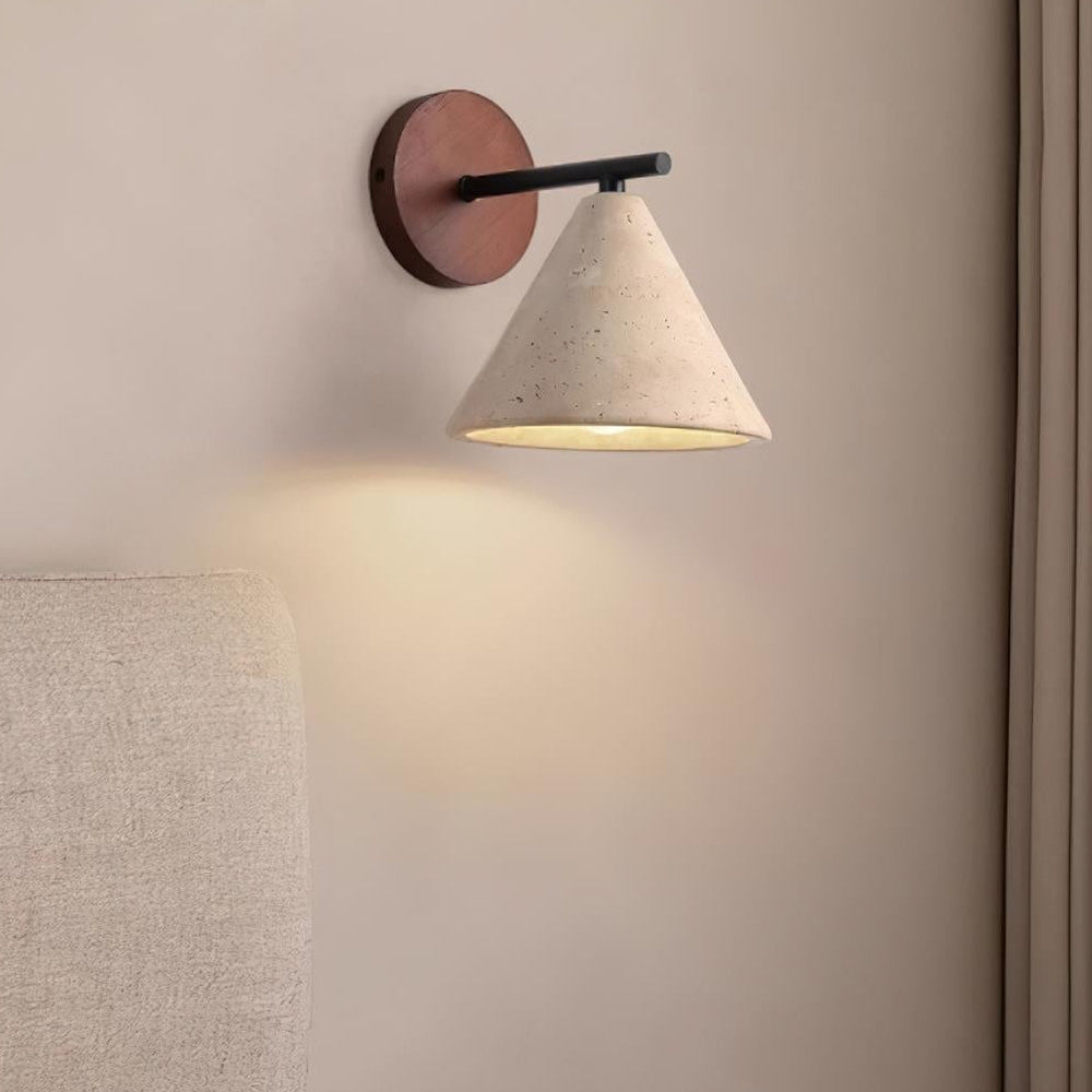 Moderne, minimalistische, konische Wandleuchte aus Travertin