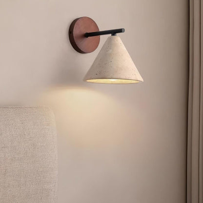 Moderne, minimalistische, konische Wandleuchte aus Travertin
