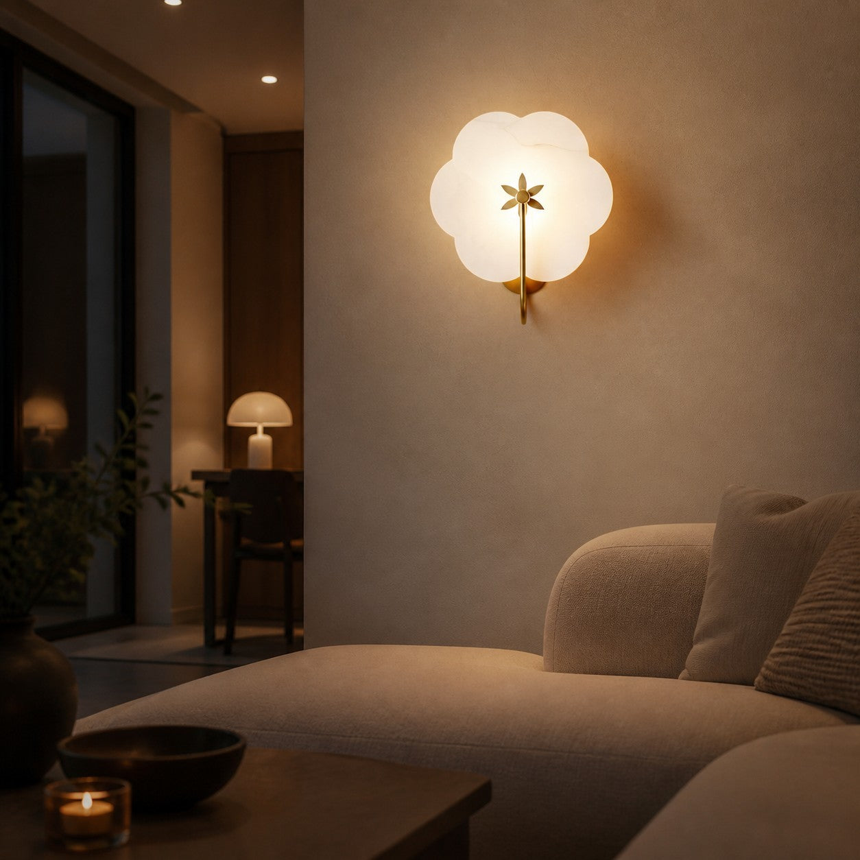 Albi Alabaster-Wandleuchte – Die eingravierten floralen Konturen eignen sich für Wohn- oder Schlafzimmer.