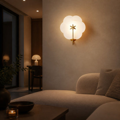 Albi Alabaster-Wandleuchte – Die eingravierten floralen Konturen eignen sich für Wohn- oder Schlafzimmer.