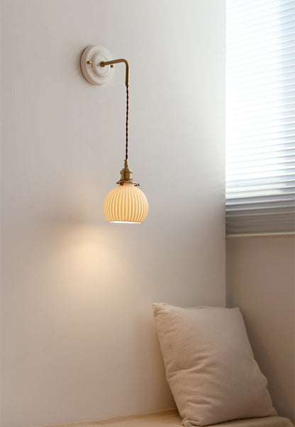 Dekorative Wandleuchte aus Keramikplatte