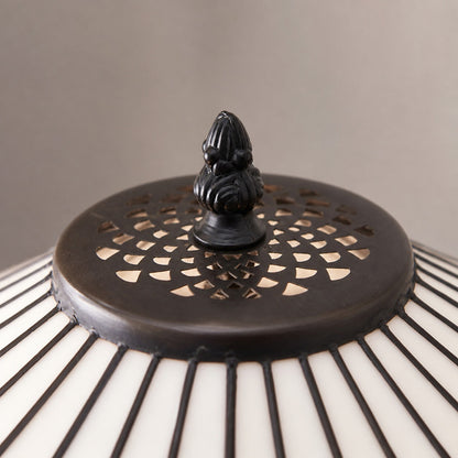 TF Fargo Geometrische Tiffany-Lampe – Akzentbeleuchtung aus bernsteinfarbenem und cremefarbenem Glas für Schlafzimmer oder Arbeitszimmer