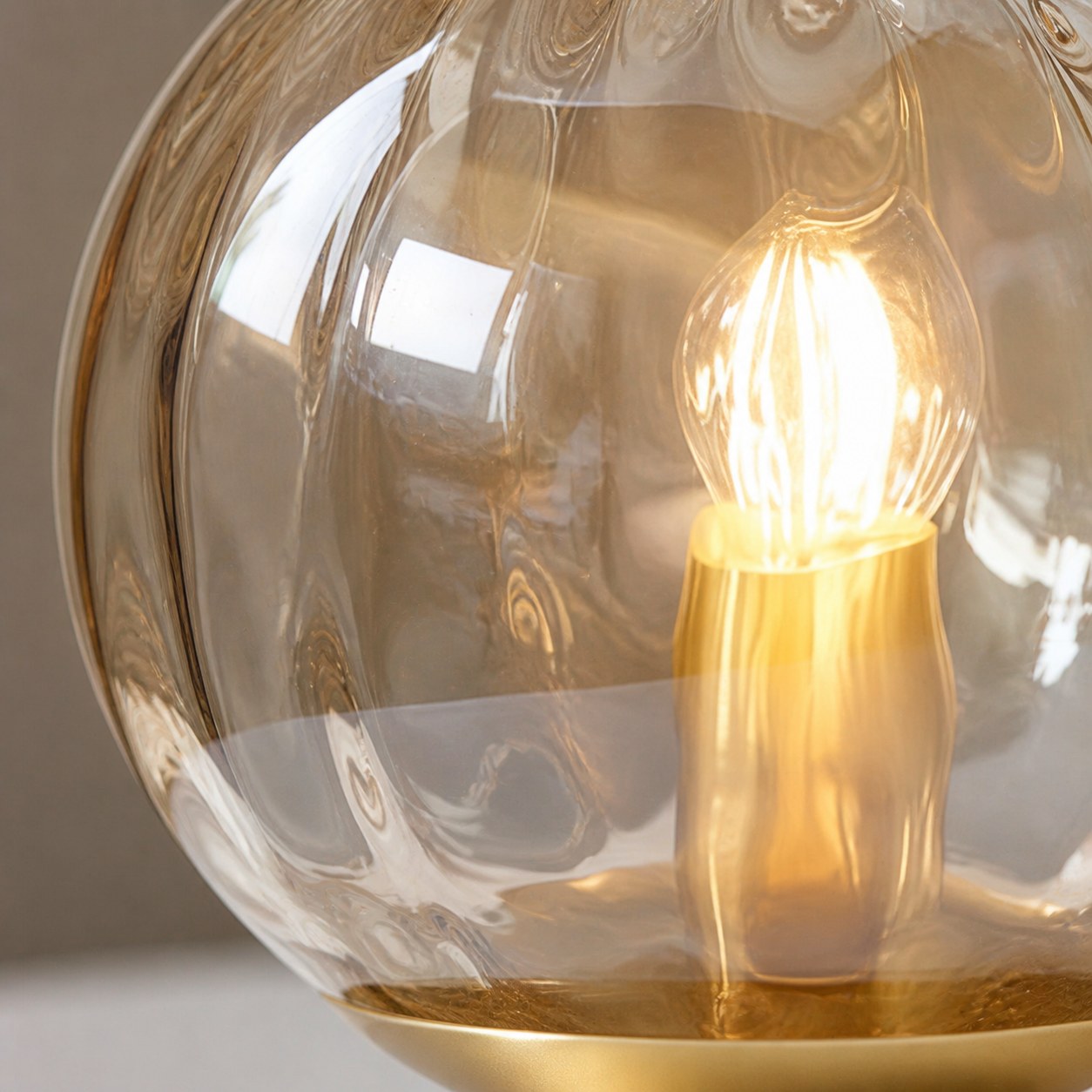 Tracian Moderne Dimple Globe Tischleuchte – Dekorative Messing-Ambienteleuchte für Schlafzimmer oder Wohnzimmer