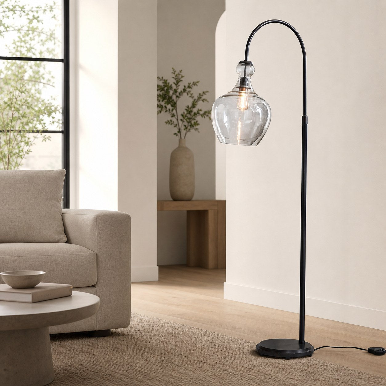 Lawson Stehlampe aus recyceltem Glas – einzigartige Aluminiumbeleuchtung mit Messing-Finish