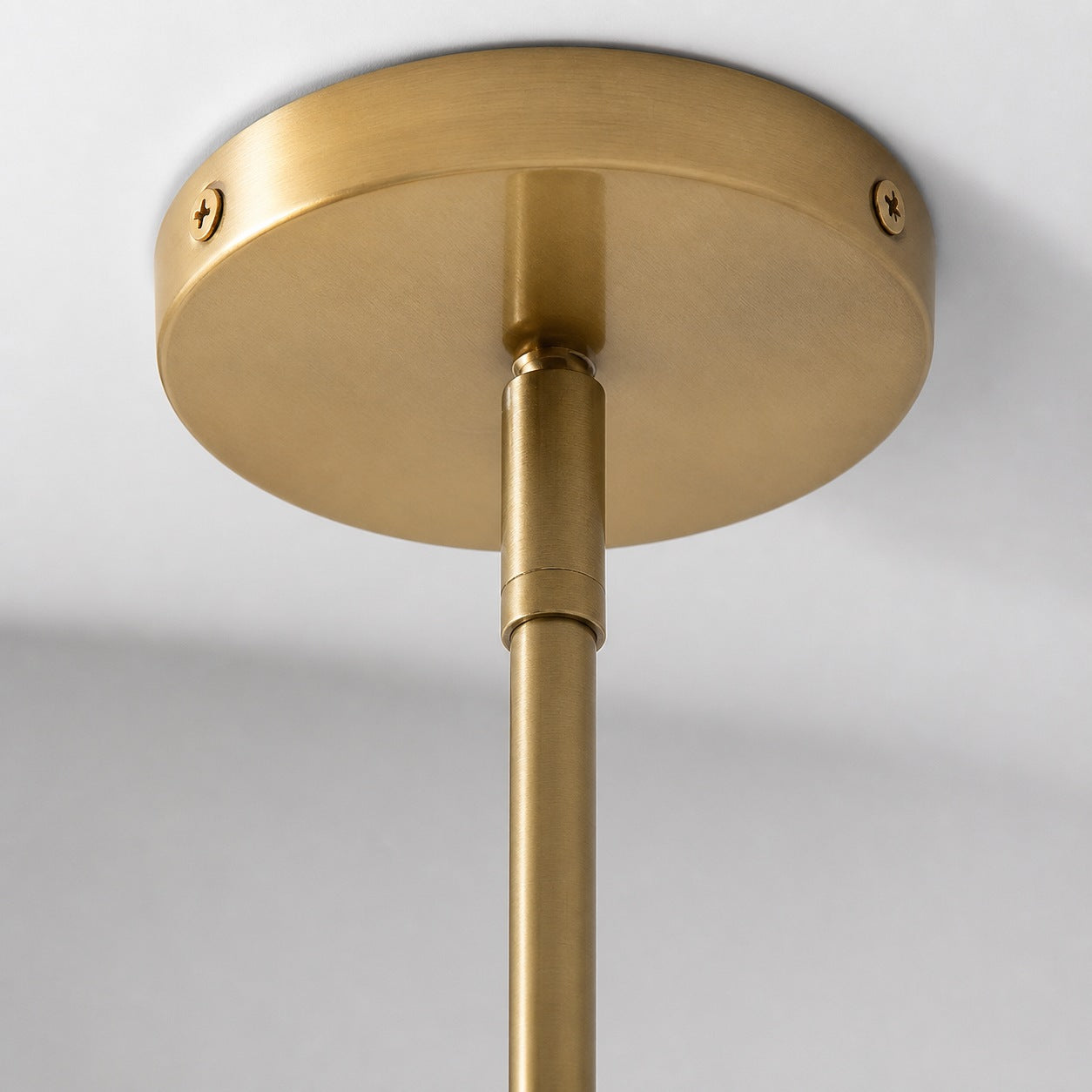 Kronleuchter aus Lutal-Bronze – Modernes Design mit monochromer Oberfläche