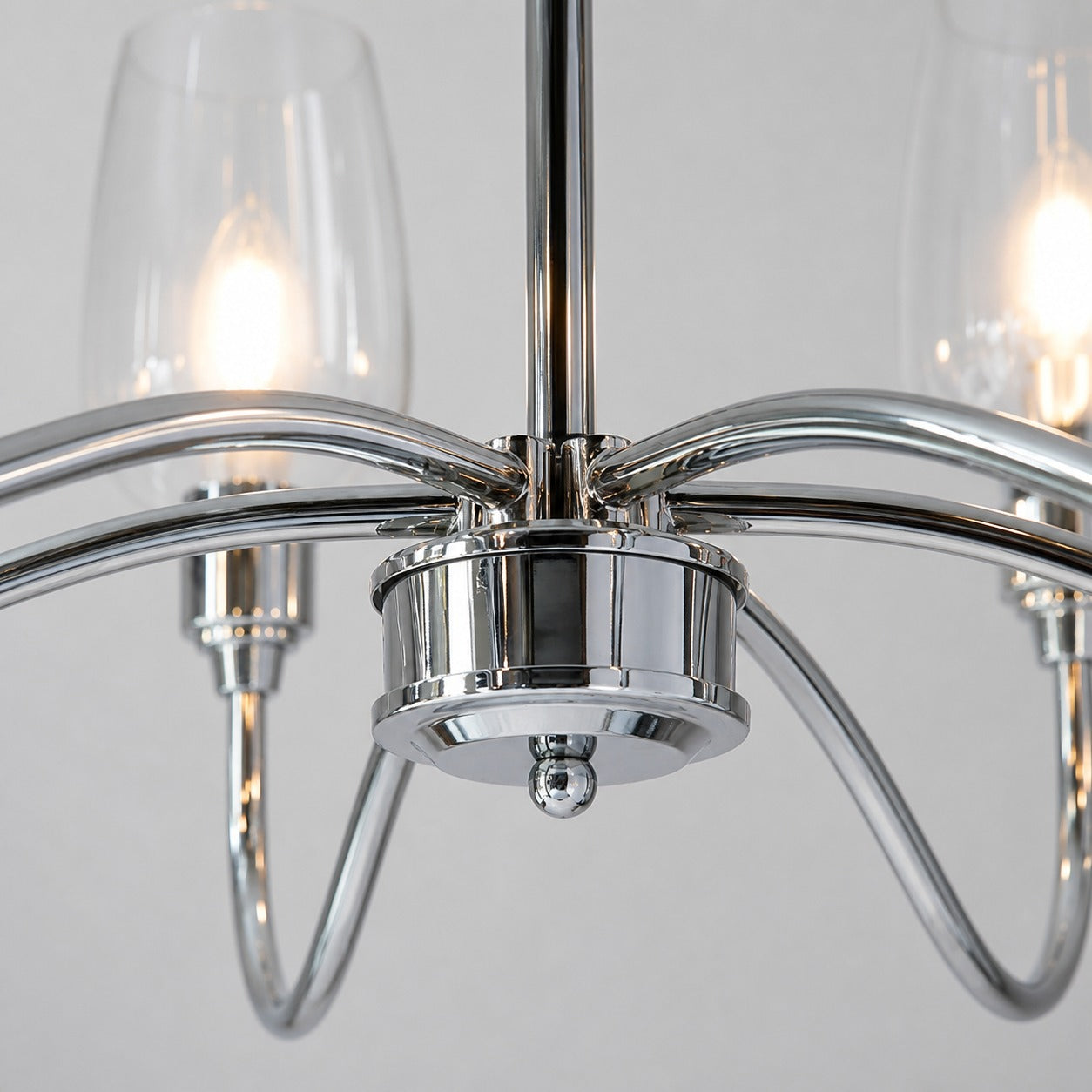 Clarione Art Deco 6-flammiger linearer Kronleuchter mit mundgeblasenen Glasschirmen für die Küche